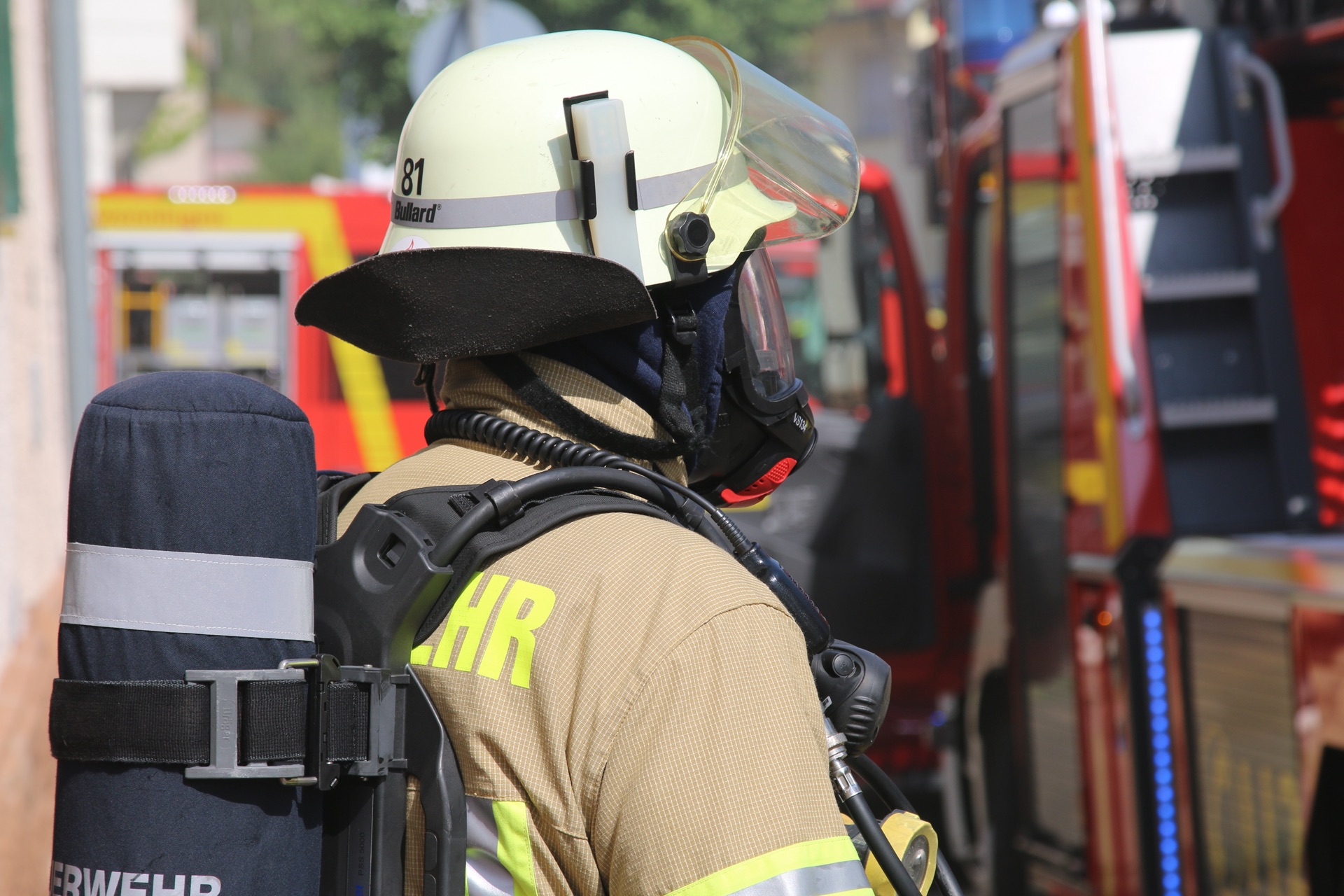 Porträt eines Feuerwehrmanns mit Atemschutzmaske und Helm