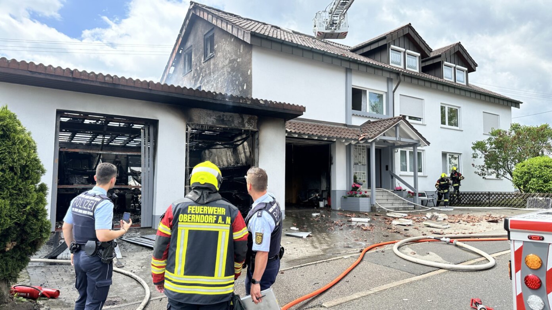 Polizei und Feuerwehr Oberndorf a. N. vor einem ausgebrannten Gebäude