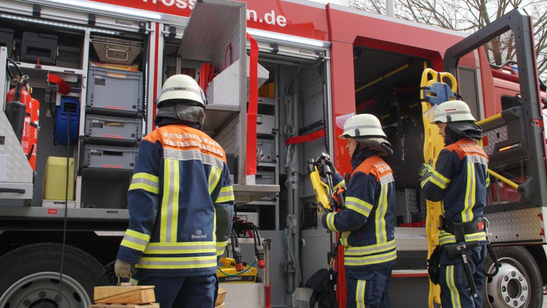 Feuerwehrkräfte der Feuerwehr Trossingen bereiten Ausrüstung am Einsatzfahrzeug vor