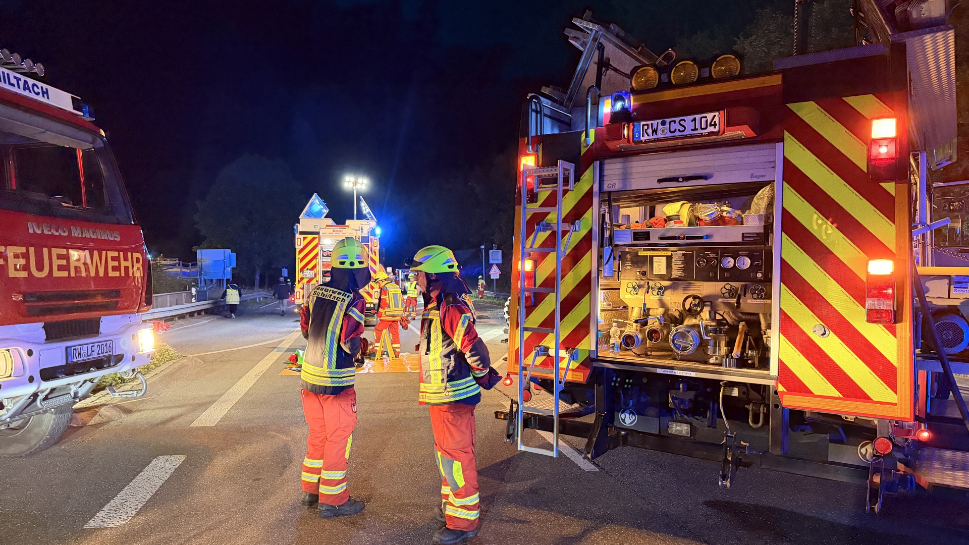 Feuerwehr Schiltach im nächtlichen Einsatz mit mehreren Fahrzeugen