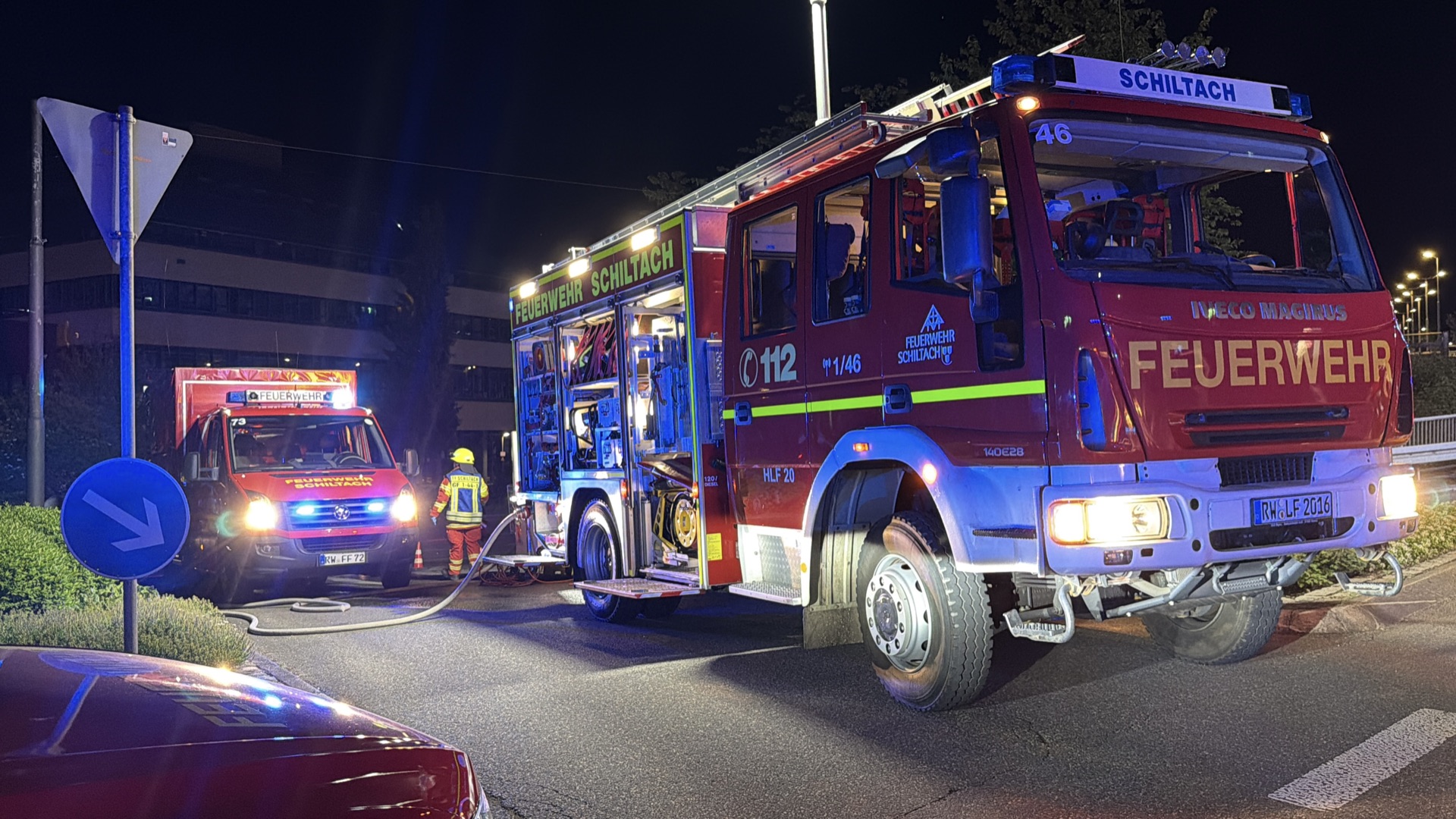 Löschfahrzeug der Feuerwehr Schiltach bei nächtlichem Einsatz