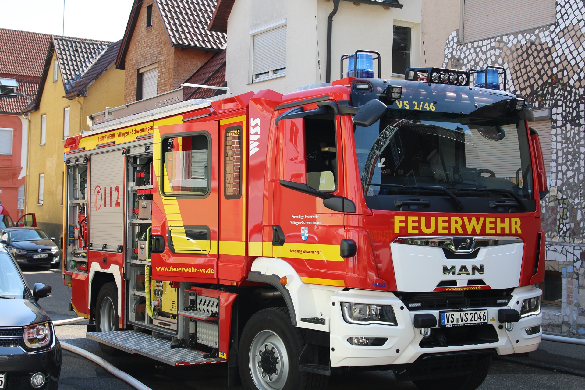 Löschfahrzeug der Feuerwehr Villingen-Schwenningen vor Wohnhaus