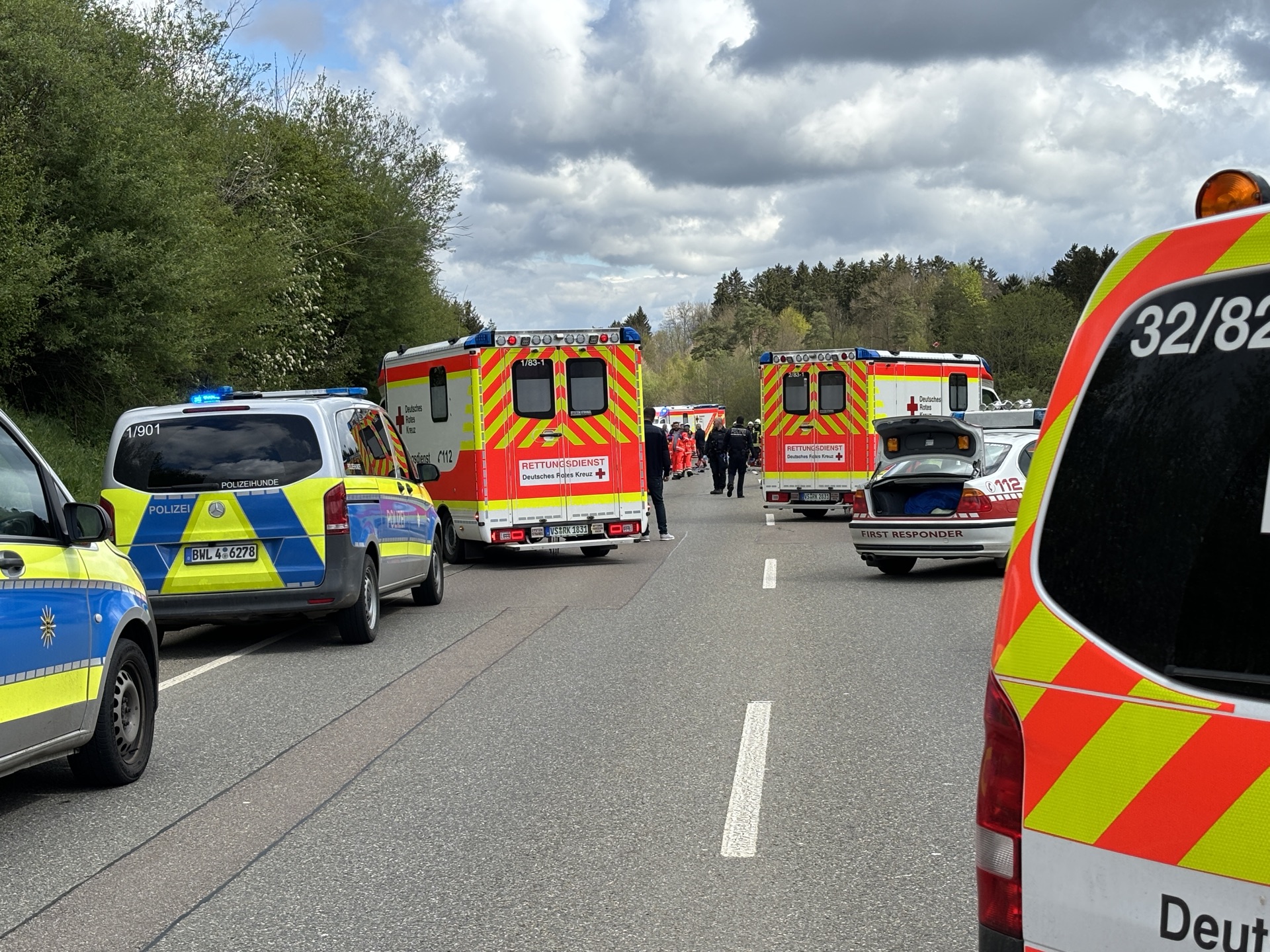 Rettungskräfte und Polizei bei einem Verkehrsunfall auf der Autobahn bei Tag